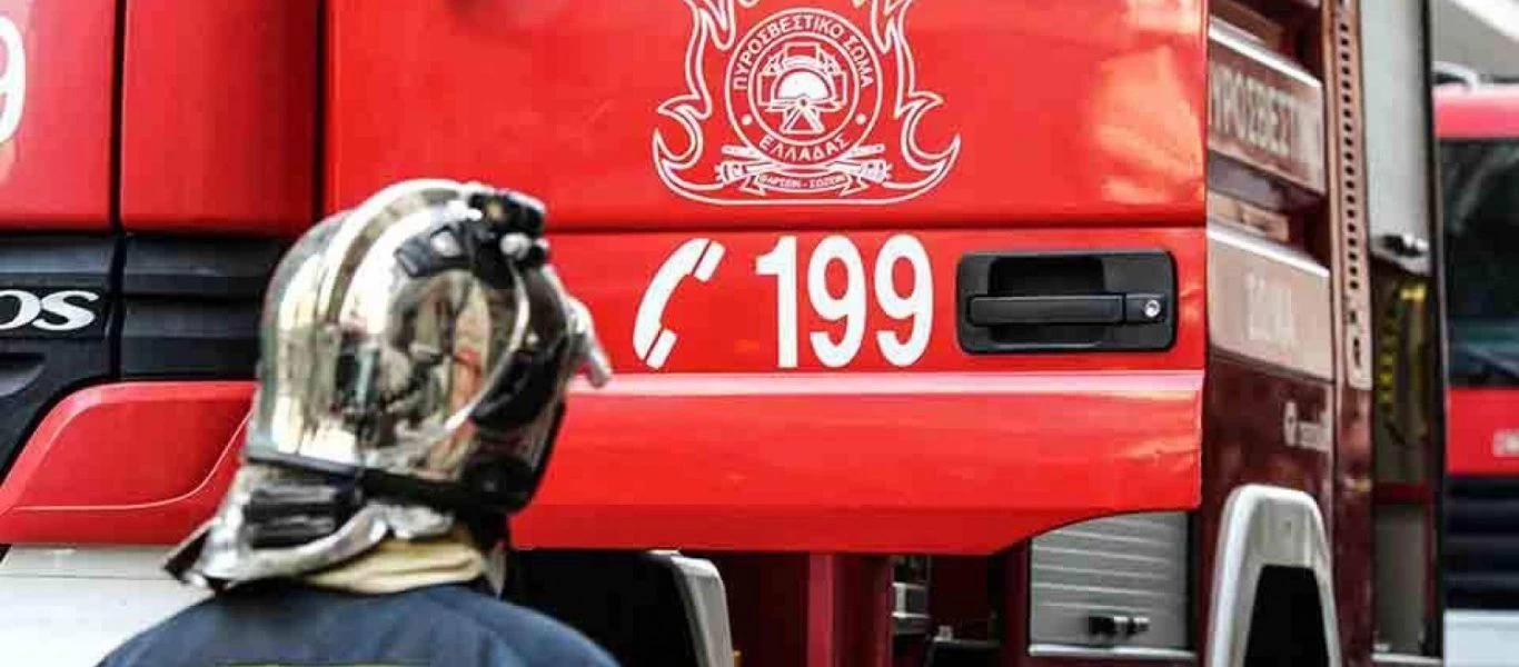 Φωτιά σε κτίριο στο κέντρο της Αθήνας κοντά στο υπ.Υγείας (upd)